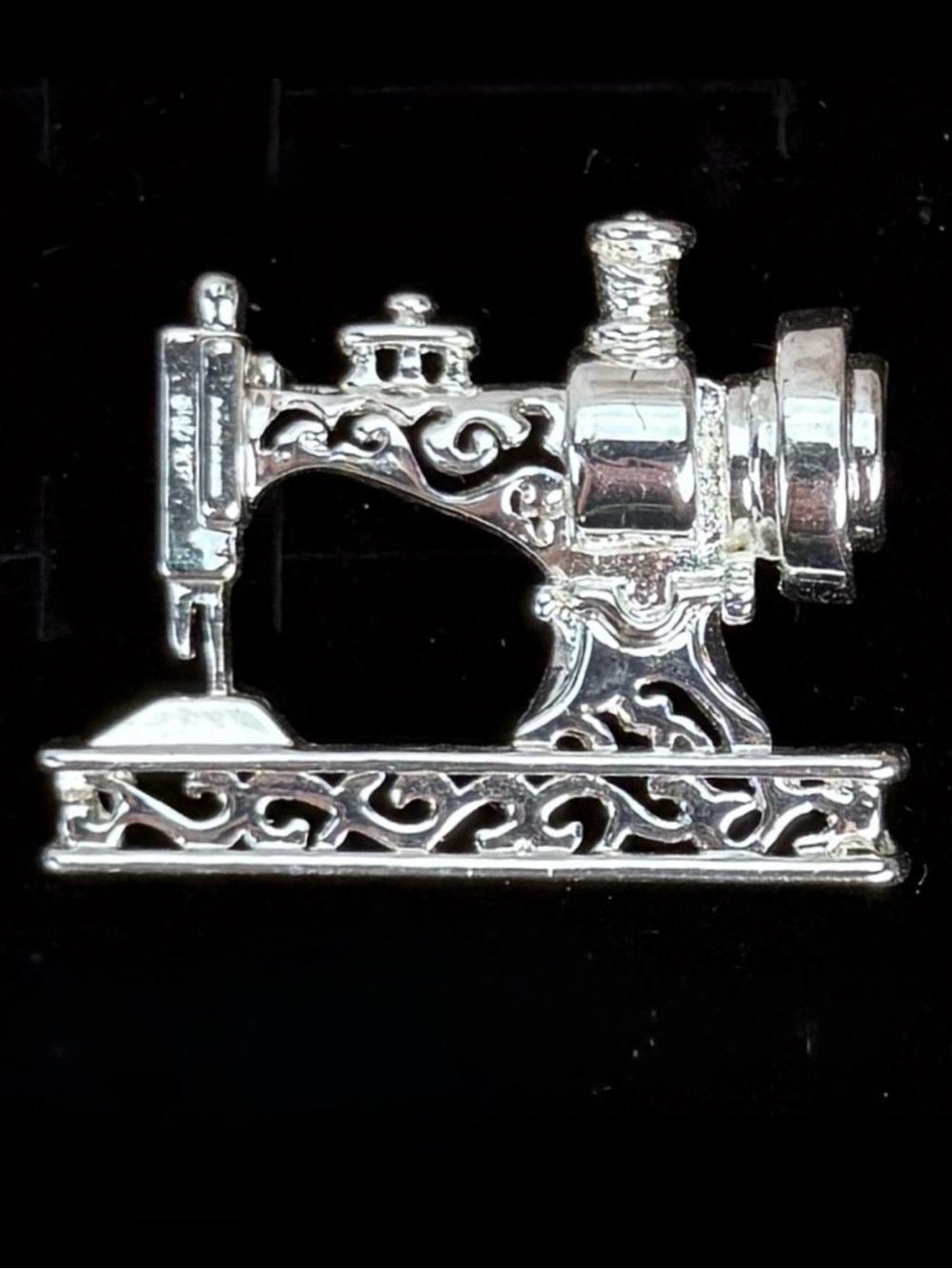 Silvertone Sewing Machine Brooch Pin